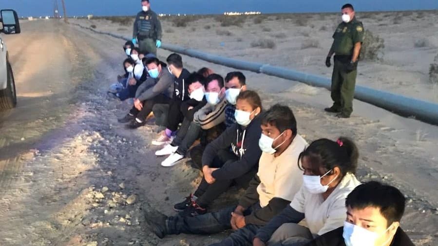 Un grupo de indocumentados detenidos en la frontera durante el brote de coronavirus en marzo de 2020.
