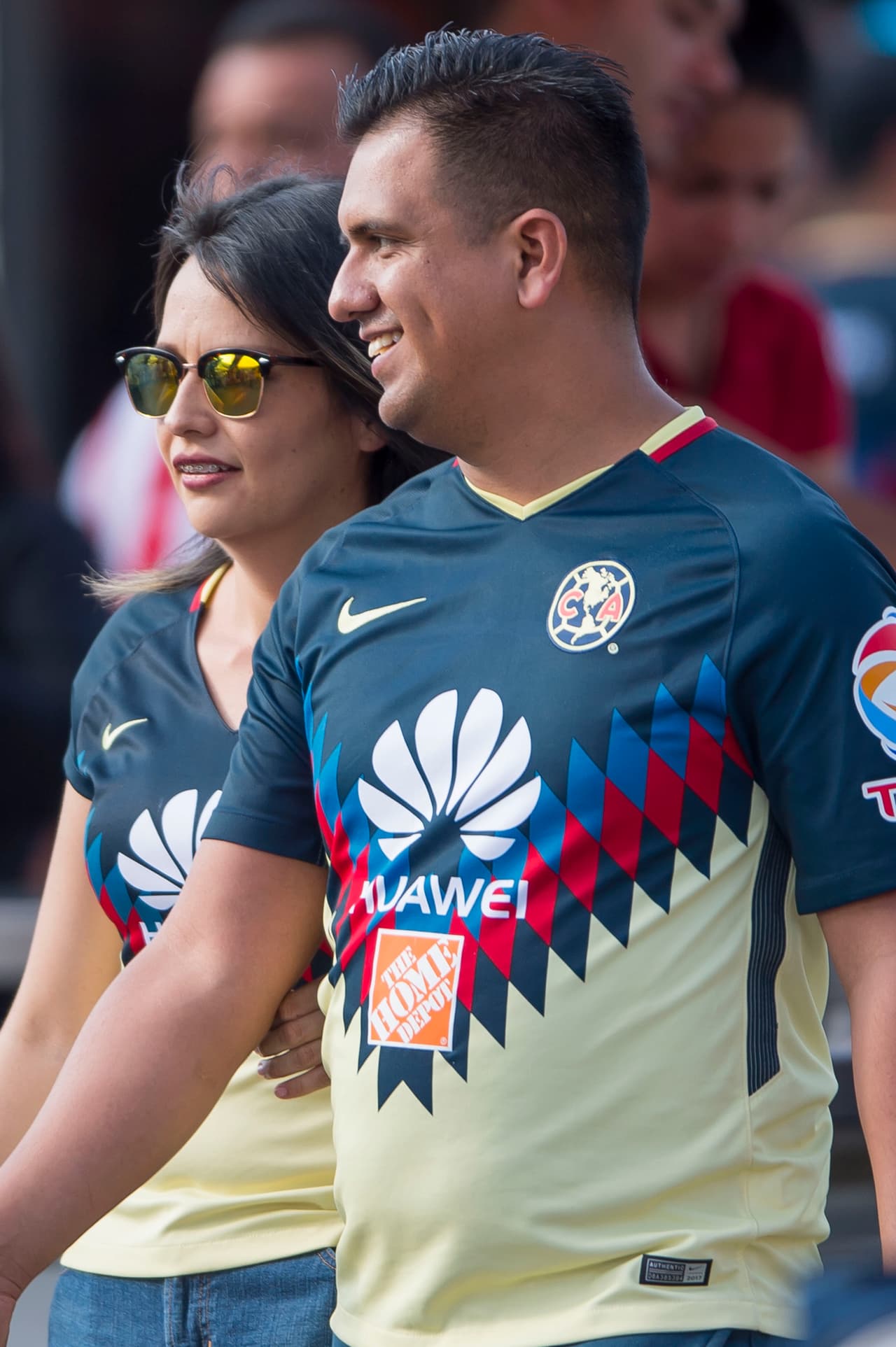 El Clásico Nacional entre las Chivas de Guadalajara y las Águilas del América en el Clausura 2018 de la Liga MX da muestras del colorido, respeto y buen ambiente entre dos rivales tradicionales en el fútbol mexicano.