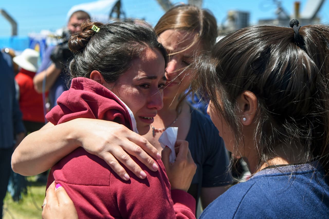 Según narró Leguizamón a La Nación, 
<b>las familias ni siquiera dejaron que el vocero de la Armada terminara de leer el comunicado</b> con la actualización sobre el estatus del rescate. "Están furiosos. Empezaron a romper todo", contó. (Eitan Abramovich/AFP/Getty Images)