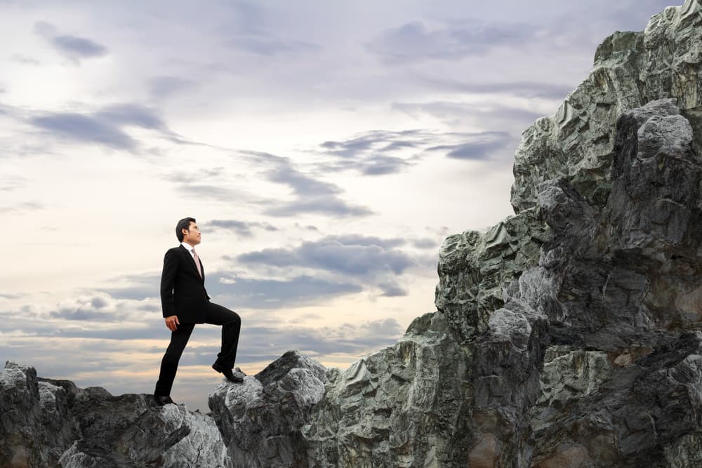 Libra ahora tu regente Venus está en Fuego, pero la primera semana de noviembre se moverá el signo de Capricornio, en Tierra, y cómo habrá un eclipse el día 19, para ti esta será una etapa inicial, es como si estuvieras frente a una gran escalinata cuyos peldaños te llevan a la puerta de la fortuna y también a la puerta del amor o a fortalecerlo en el caso de que tengas pareja.
<br>