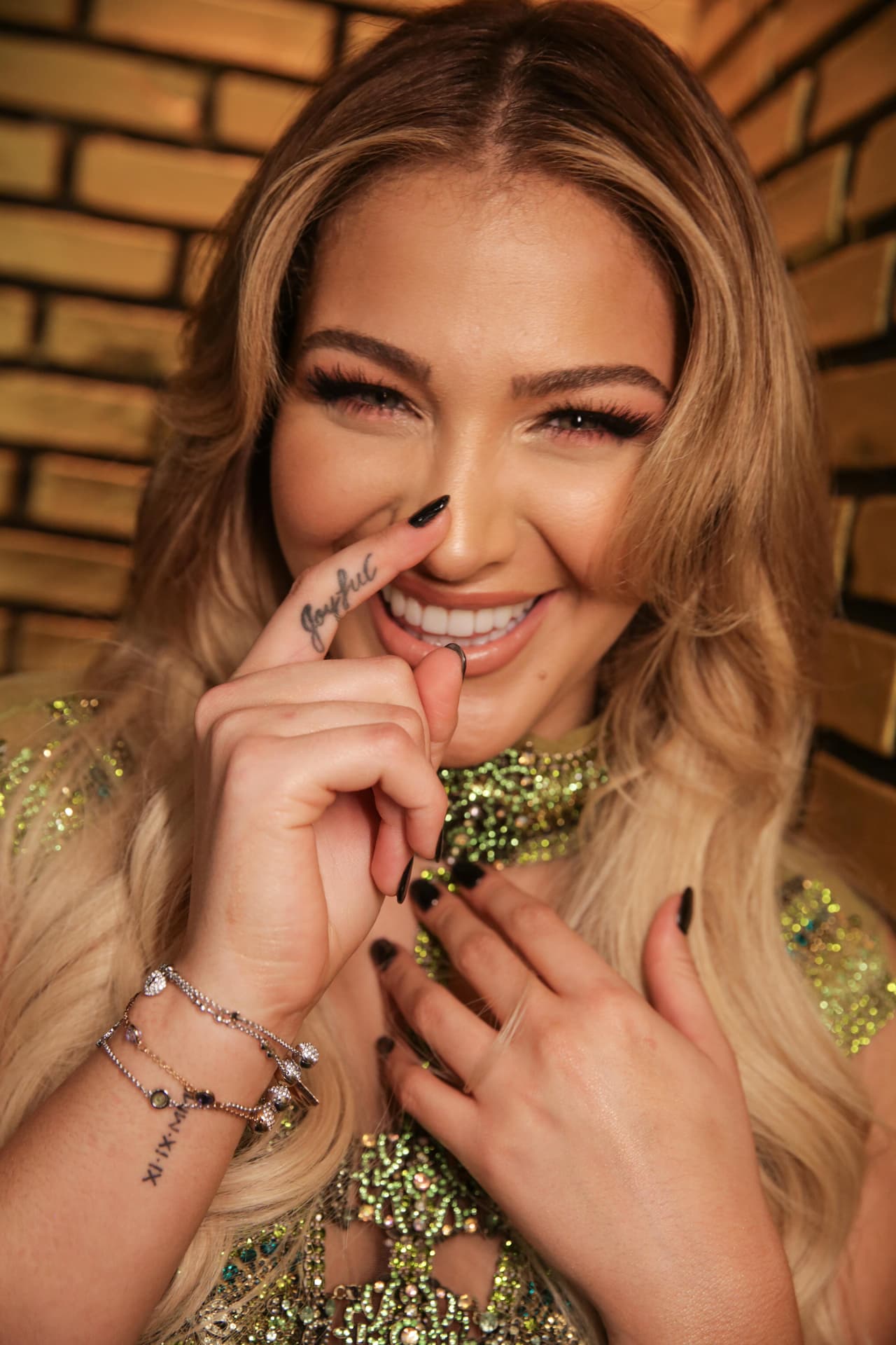 Aprovechó para presumirno su tatuaje en el dedo índice de la mano derecha.