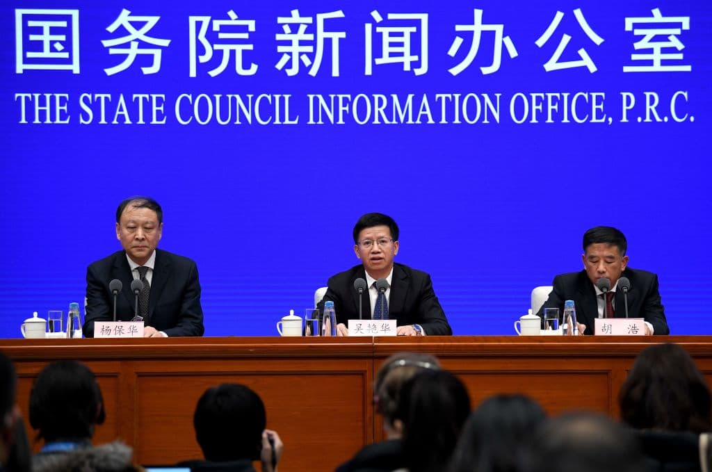 El subdirector de la CNSA y subdirector del proyecto de exploración lunar, Wu Yanhua, en el centro de la imagen, responde preguntas durante una conferencia de prensa este jueves en Pekín tras la llegada de la sonda china a la tierra con muestras lunares.