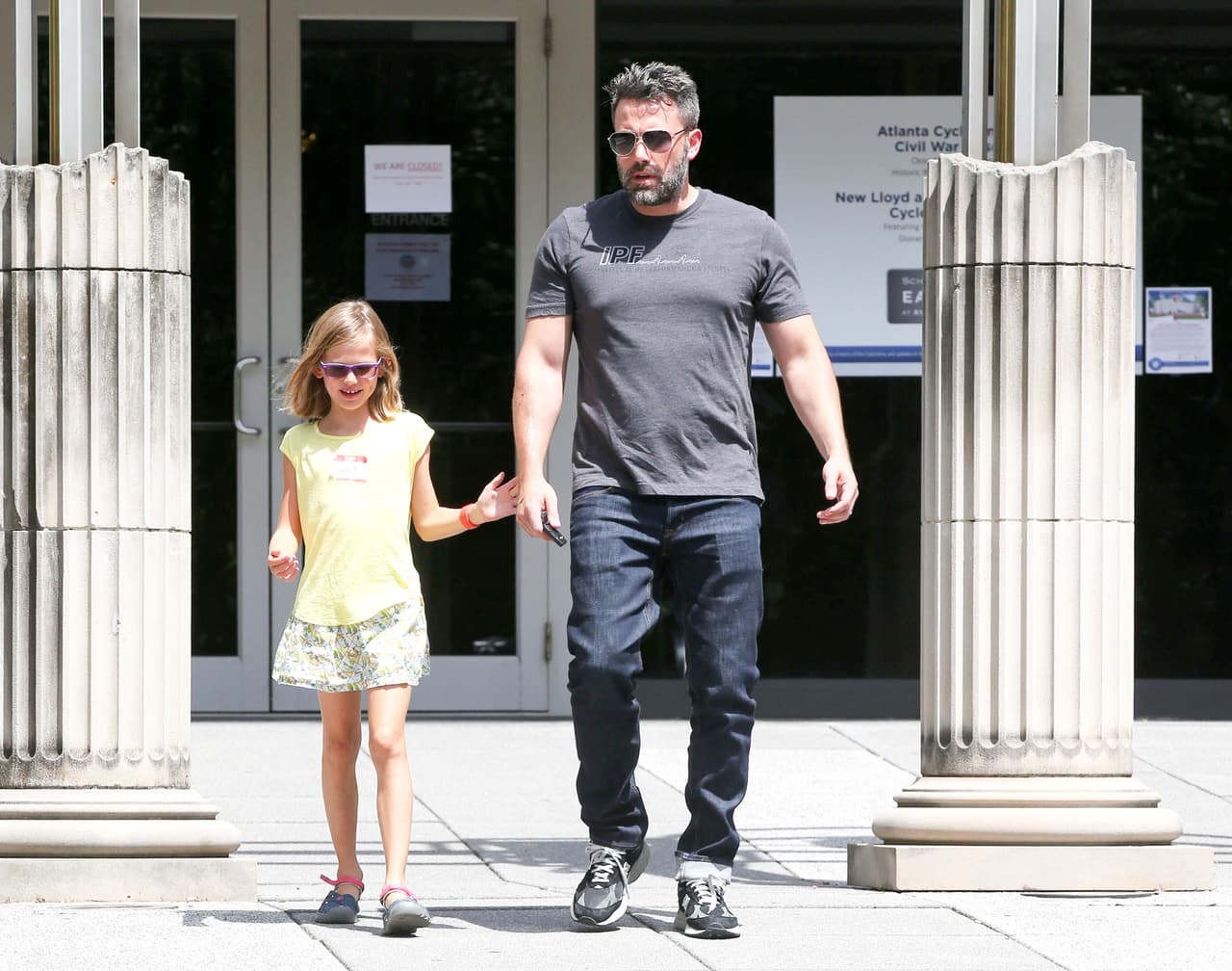 Ben es un padre feliz y cariñoso.