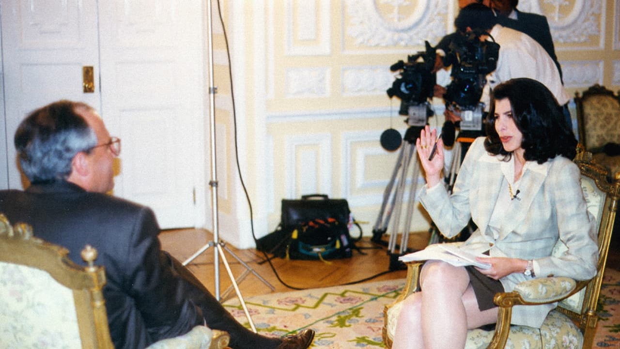 "Después de casi 26 años,
<b>el destino me ha dado una grata sorpresa al traerme de vuelta a la compañía donde inicié mi carrera periodística en Estados Unidos</b>. Estoy feliz de empezar esta nueva etapa de mi vida profesional”, aseguró Patricia Janiot a Univision Noticias. En al fotografía junto a Ernesto Samper, presidente de colombia en 1997.