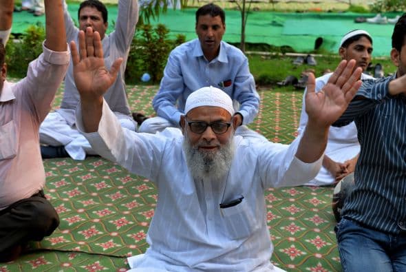 Un hombre musulmán indio en las preparaciones para el Día Internacional del Yoga.
