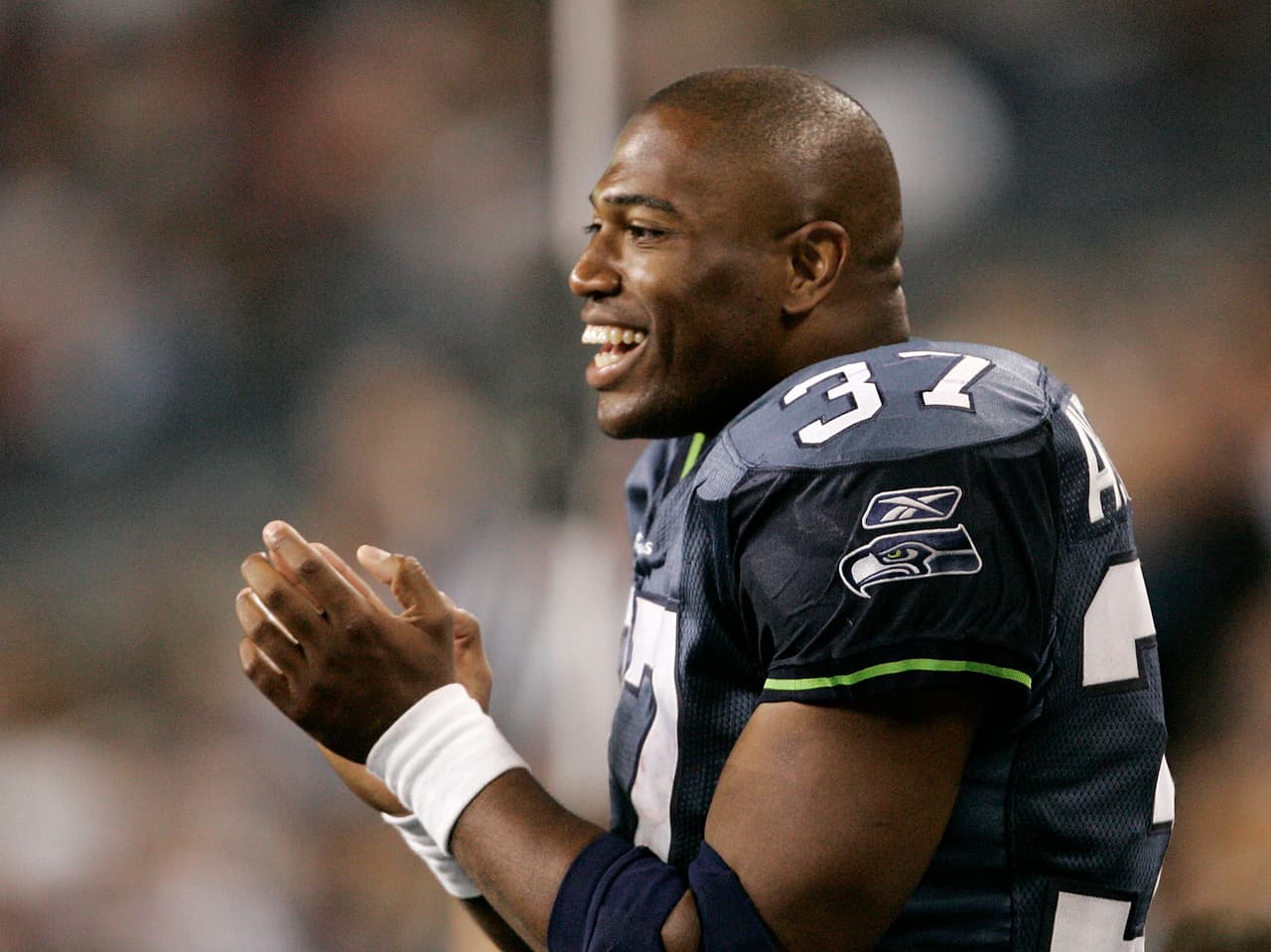 Shaun Alexander, ex jugador de los Seattle Seahawks, posterior a su aparición en la portada de Madden 07, sufrió una fractura de metatarso.