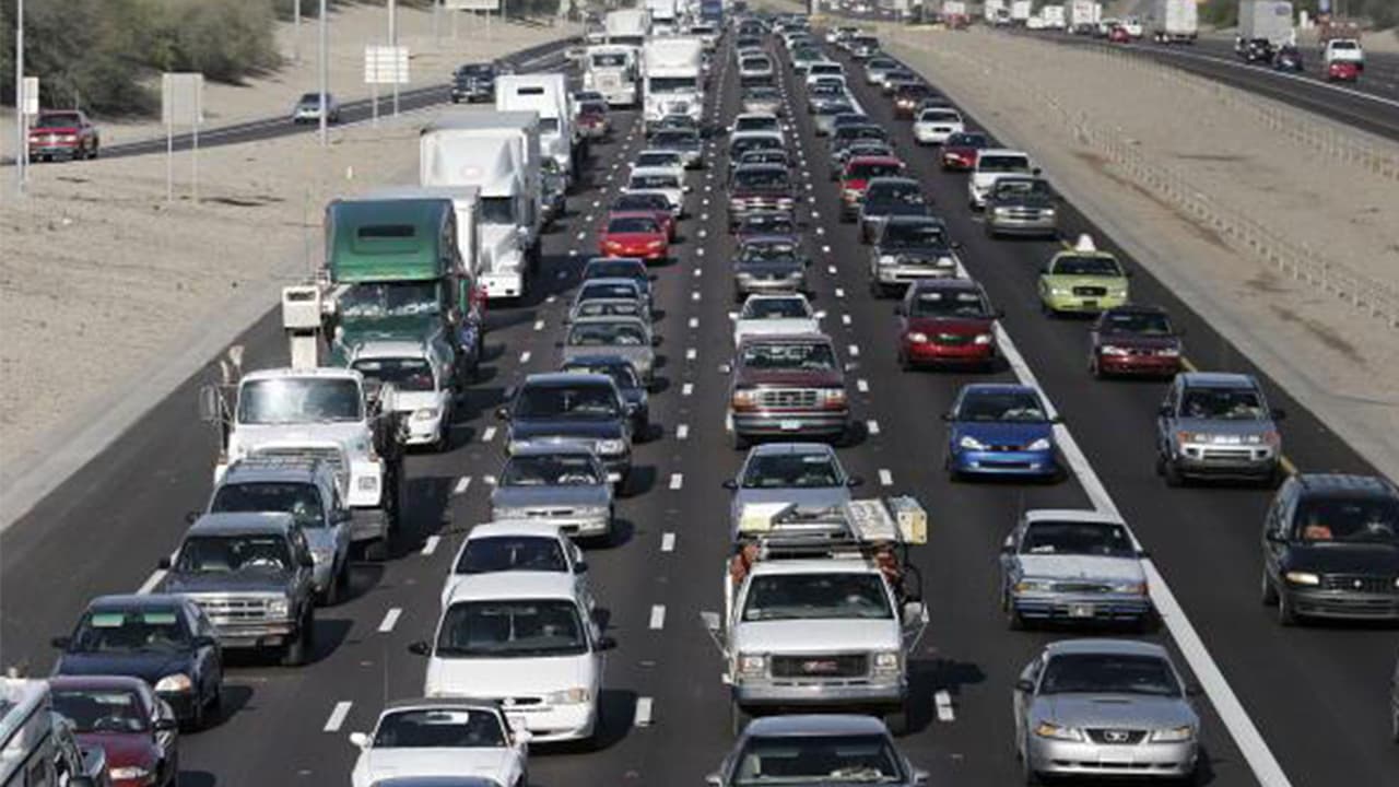 <b>Busca fluidez</b>
<br>De ser posible, 
<b>busca mantener una velocidad constante. Evita los atascos, frenar y acelerar o cambiar de velocidad </b>si no es necesario. Si tu auto es manual, haz los cambios en el momento correcto. Algunos modelos te indican en el tablero en qué momento hacer los cambios.