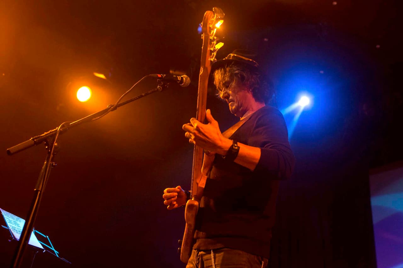 “Soy una persona pública y constantemente recibo gente, muchas menores de edad, en mi casa para entrevistas, talleres, o simplemente en charlas con algunas de estas muchachas y muchachos que siguen mi carrera, y mantengo comunicación con ellas y ellos. Uno de mis oficios más importantes es escribir y cantar para chicos, además, soy padre de familia”.