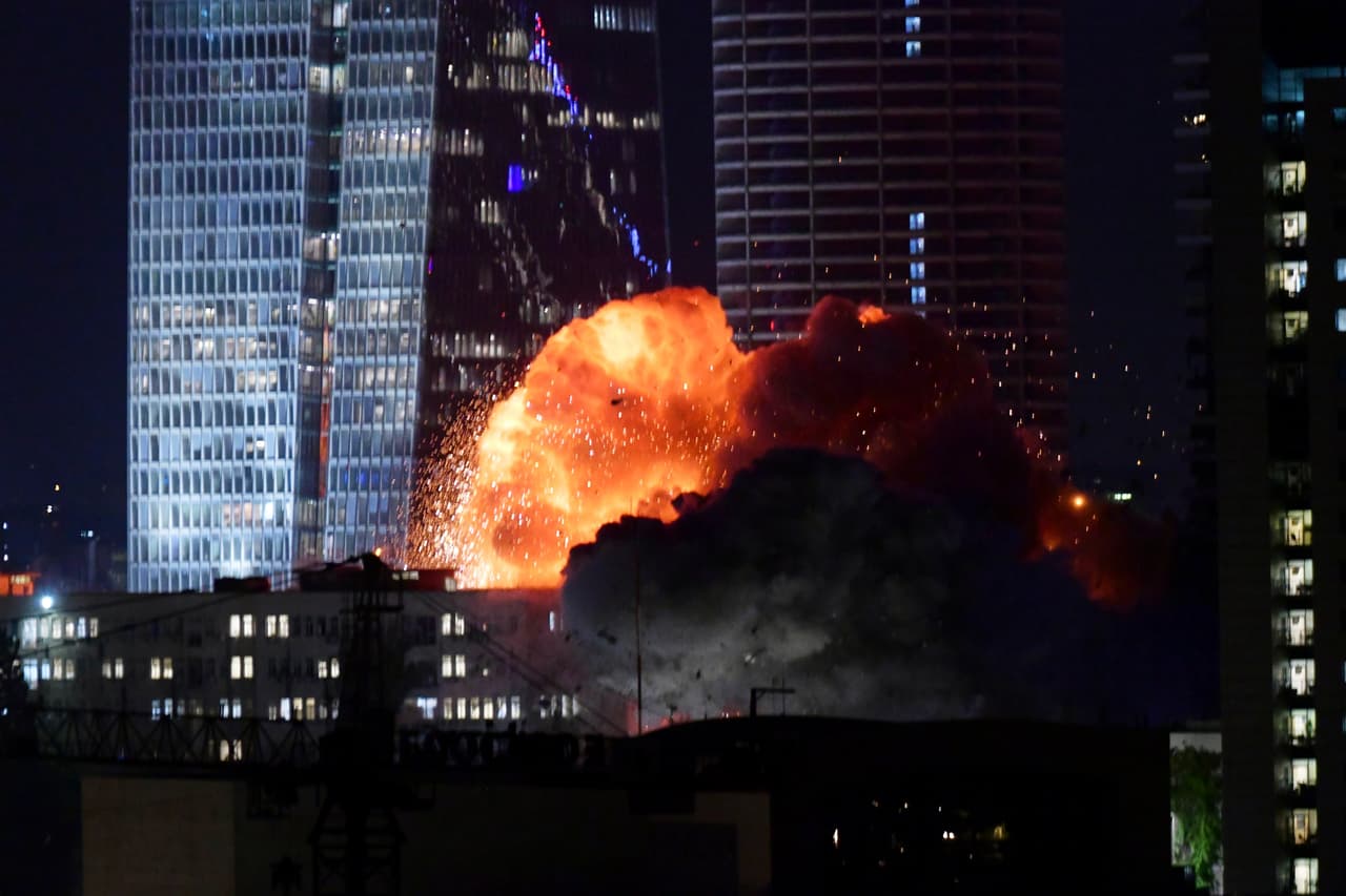Se observa una explosión durante un ataque con misiles en Tel Aviv, Israel, el viernes 13 de junio de 2025.