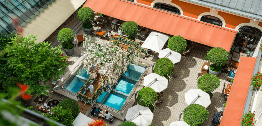 El lujoso hotel de cinco estrellas, Le Royal Monseau, será la casa provisional del astro argentino, pues su salida del Barcelona fue muy repentina. El hotel se encuentra ubicado en 37 Avenue Hoche y fue reformado por el famoso diseñador Philippe Starck. El Parque de los Príncipes se encuentra a tan solo 15 minutos del inmueble.