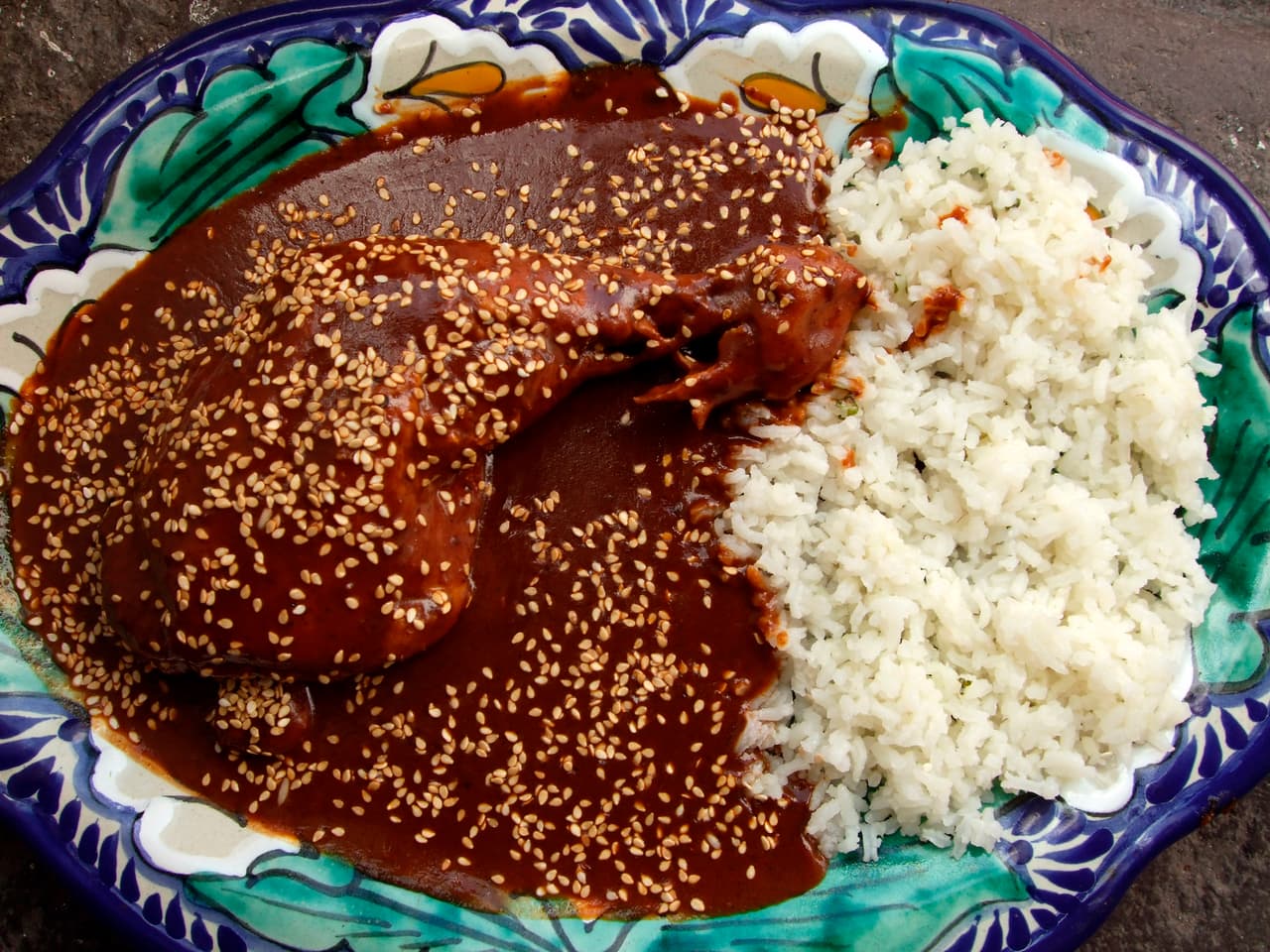 El mole se puede acompañar con arroz blanco o rojo