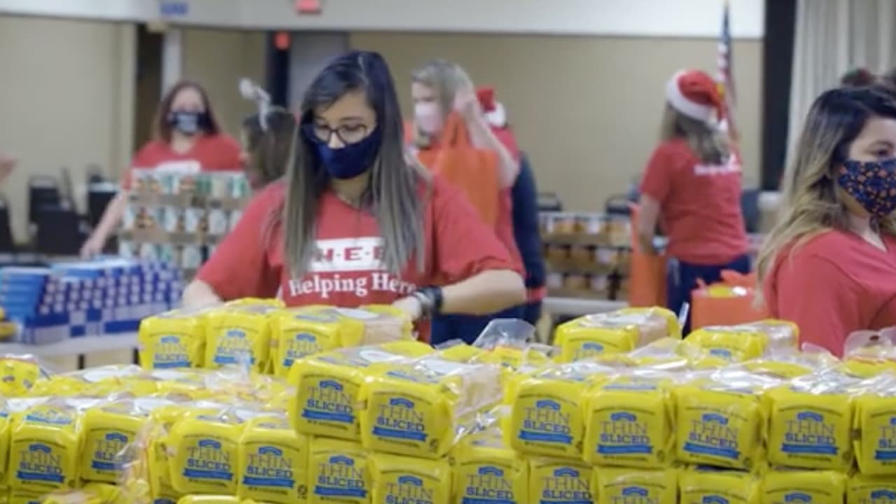La cadena de supermercados H-E-B anunció que celebrarán los días festivos obsequiando miles de cajas con comida y artículos de la temporada.