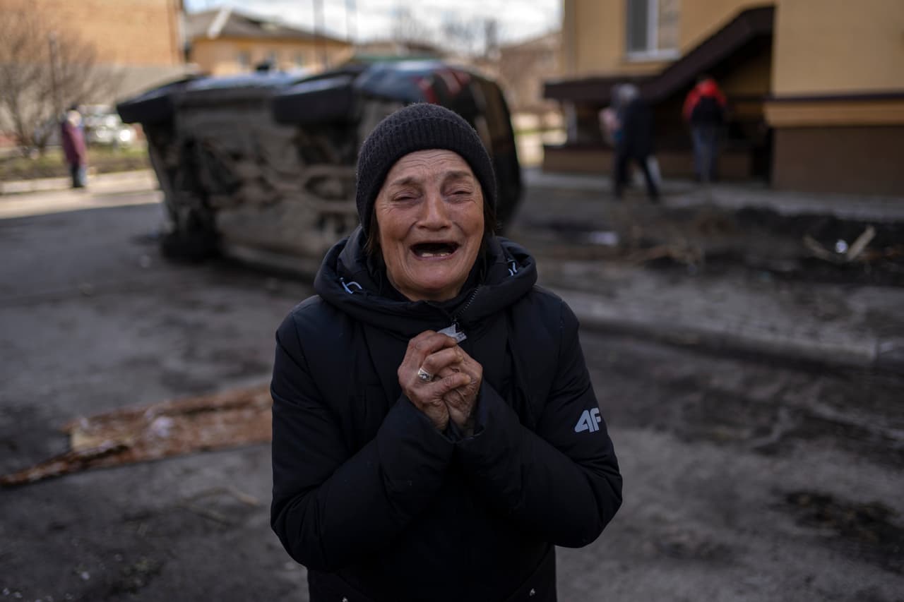 Tanya Nedashkivs'ka, de 57 años, llora la muerte de su esposo que fue asesinado en Bucha, en las afueras de Kiev, Ucrania, el lunes 4 de abril de 2022. (AP Foto/Rodrigo Abd)