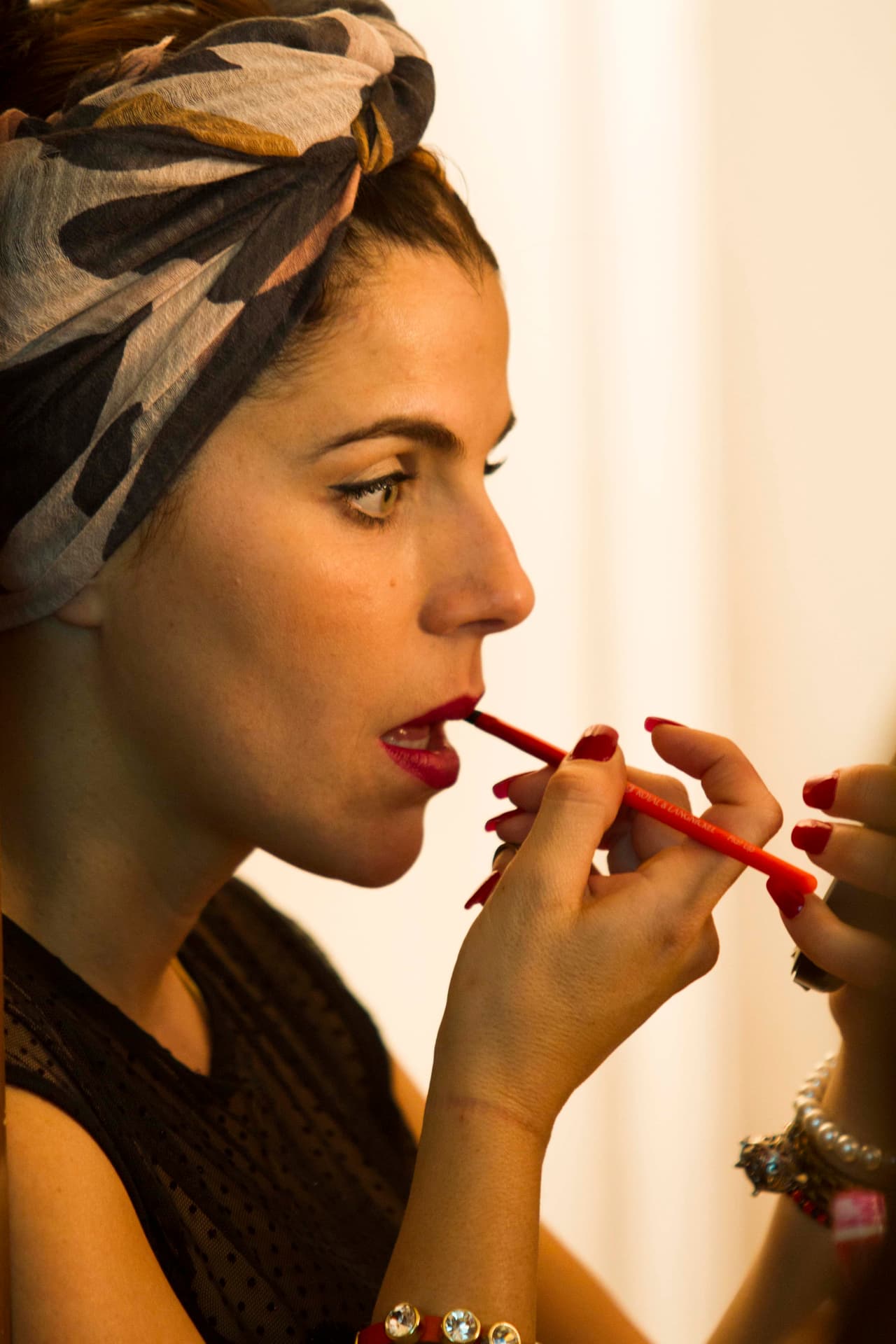 <a href="http://www.univision.com/series/la-piloto/maria-fernanda-yepes-es-zulima-la-bruja"><b>Zulima</b></a> se enteró que el padrino de 
<a href="http://www.univision.com/series/la-piloto/livia-brito-es-yolanda-en-la-piloto"><b>Yolanda</b></a> le robó todo su dinero y lo llamó para proponerle una alianza.