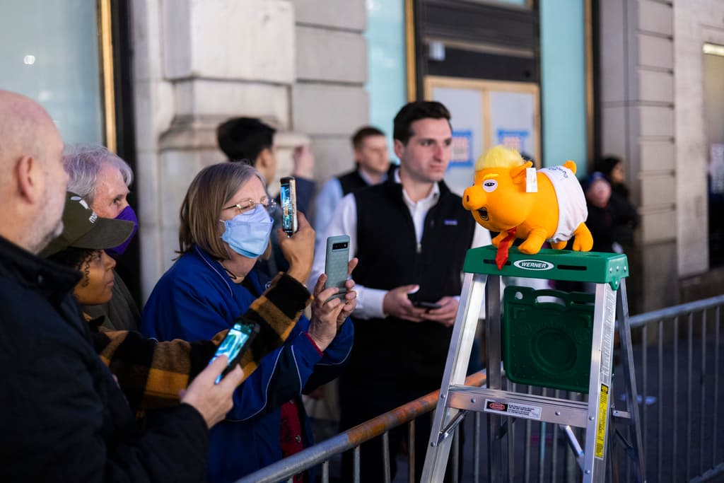 Los espectadores toman fotos de un juguete de peluche fuera de la Torre Trump en Nueva York. “Si bien es posible que algunos alborotadores lleguen mañana a nuestra ciudad, nuestro mensaje es claro y simple: contrólense”, declaró el alcalde Eric Adams en una conferencia de prensa el lunes.
