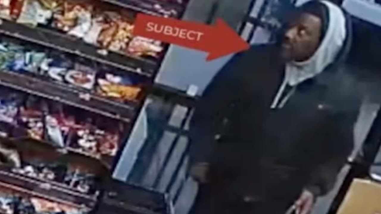 Las autoridades federales acusan a
<b>Lawrence Reed, de 50 años, </b>de terrorismo tras un violento ataque ocurrido la noche del lunes 17 de noviembre en la
<a href="https://www.univision.com/local/chicago-wgbo/local/chicago-wgbo/cta-chicago-ataque-pasajera-fuego" target="_blank">línea azul de la CTA</a>. En la demanda interpuesta por la Fiscalía Federal del Distrito Norte de Illinois muestran imágenes y la evidencia, entre esta la secuencia fotográfica del ataque.