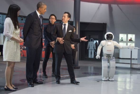 El presidente se emocionó al conocer al robot humanoide ASIMO.