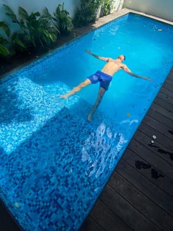 ¿Y qué mejor que un chapuzón en la piscina después ejercitar el cuerpo?
<b>Bibi</b> realmente sabe como aprovechar cada esquina que ofrece su casa.