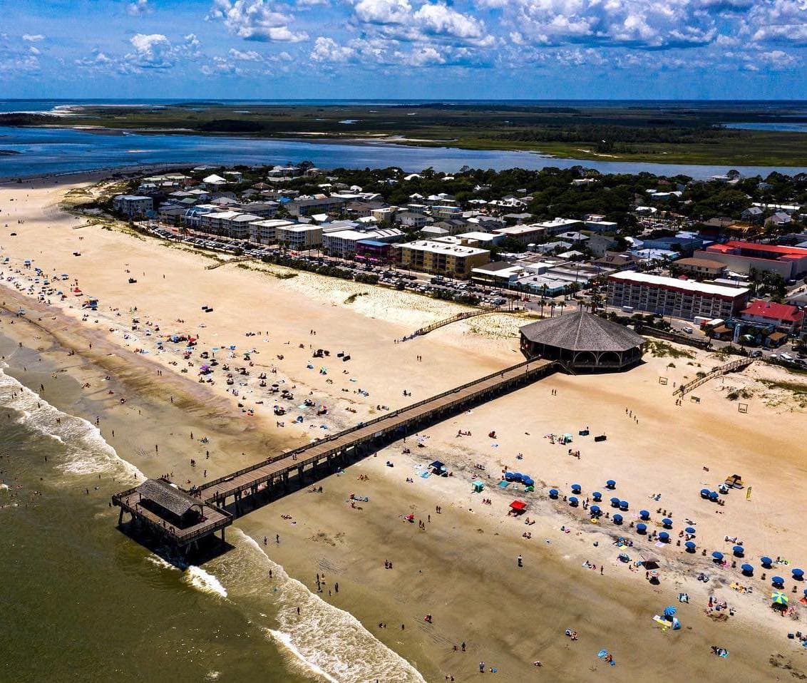 <b><a href="https://visittybee.com/article/south-beach">Tybee Island Beach (Tybee Island)</a></b>. Dirígete al extremo sur de Tybee Island y serás recibido por los bulliciosos sonidos de Tybrisa Street. Esta icónica calle es donde los lugareños y los visitantes adoran comprar, cenar y quedarse. El vecindario de South Beach de Tybee se considera el distrito del centro de la isla y está repleto de tiendas, restaurantes, bares y atracciones para todos.