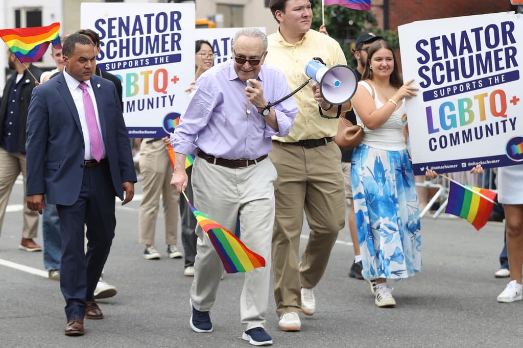 El líder de la minoría en el Senado de los Estados Unidos, 
<b><a href="https://www.univision.com/shows/la-voz-de-la-manana/chuck-schumer-acusa-a-donald-trump-de-sabotear-el-financiamiento-de-seguridad-nacional-video" target="_blank">el demócrata Chuck Schumer,</a></b> no se limitó a desfilar con la comunidad LGBTQIA+. Agarró un megáfono y felicitó a las miles de personas que pueden vivir en paz en Nueva York, sin importar su 
<b>identidad sexual</b>.