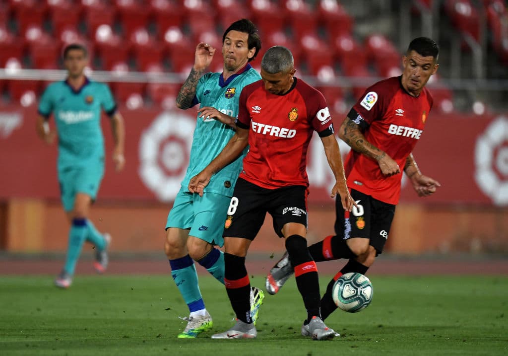 Salva Sevilla solo logra quitarle el balón a Lionel Messi cometiéndole una falta.