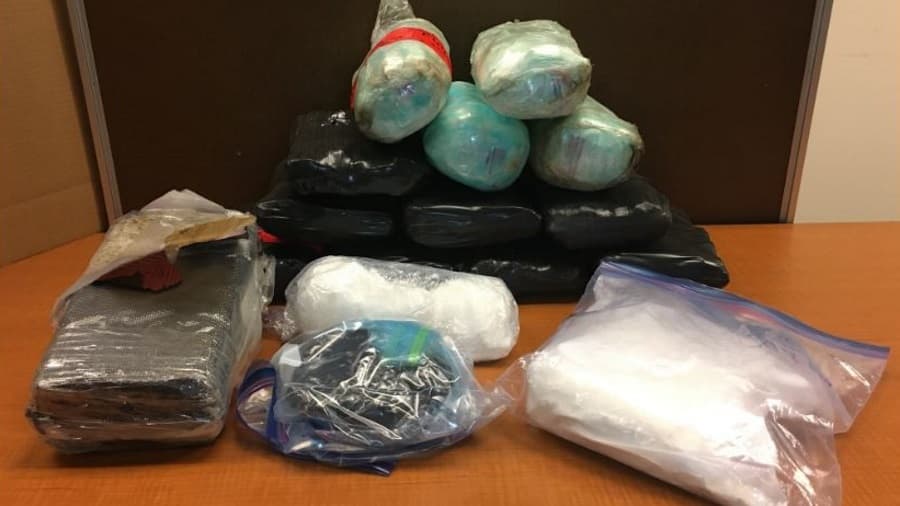 Una operación antidroga realizada el viernes pasado terminó con siete hombres de origen hispano detenidos y la incautación de más de 1.8 millones de dólares en drogas, armas y dinero en efectivo.