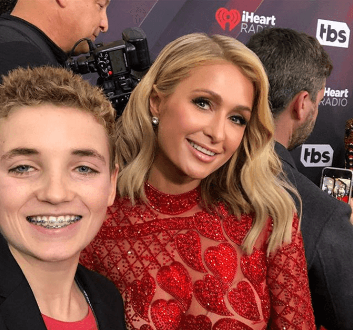 Paris Hilton es otra de las estrellas que han mostrado su sonrisa al teléfono celular de McKenna, quien ya cuenta con 234,000 seguidores en Instagram.