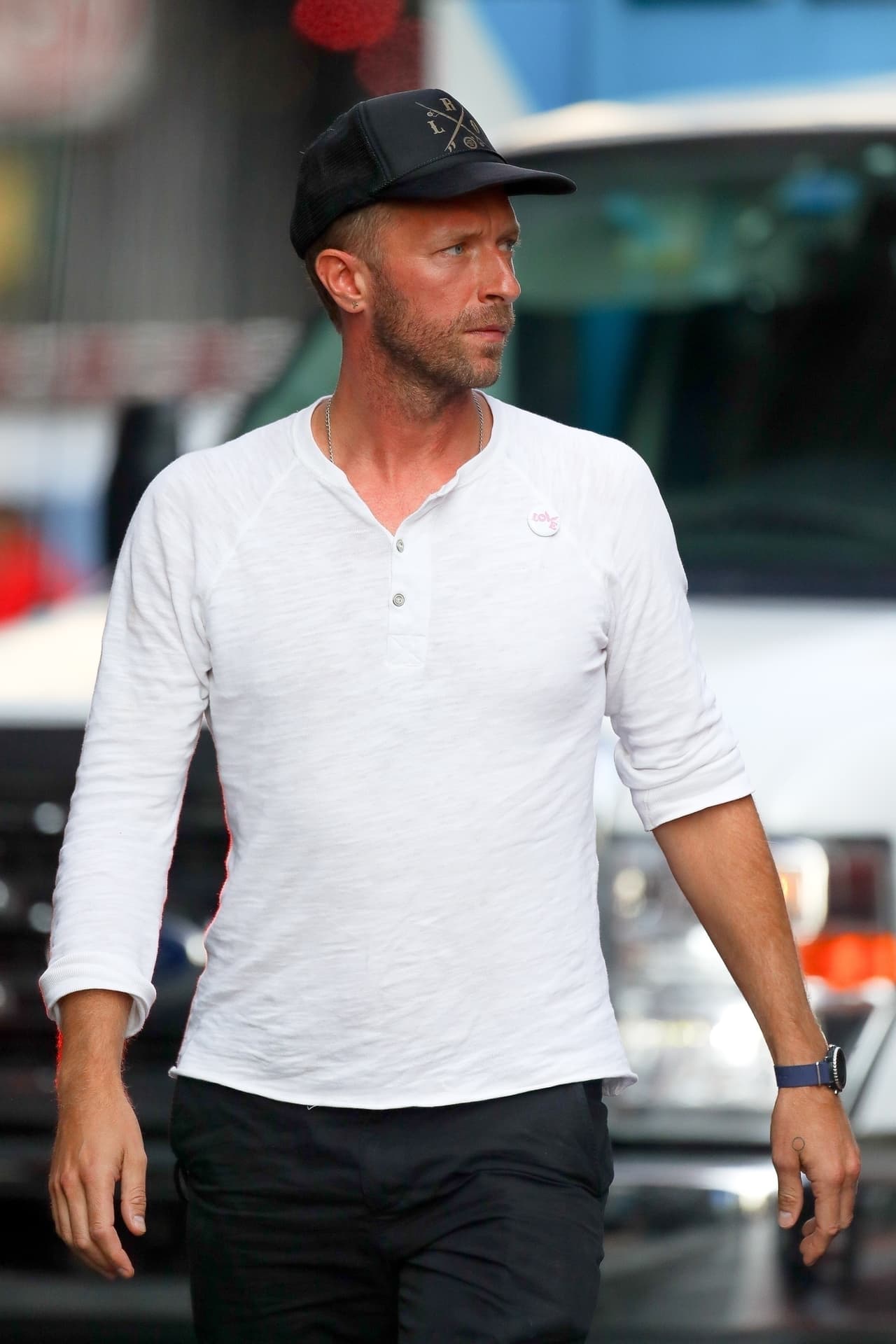 Según la reseña de The Blast, Chris Martin pareció consolar a la mujer, mientras llegaban los servicios de emergencia.