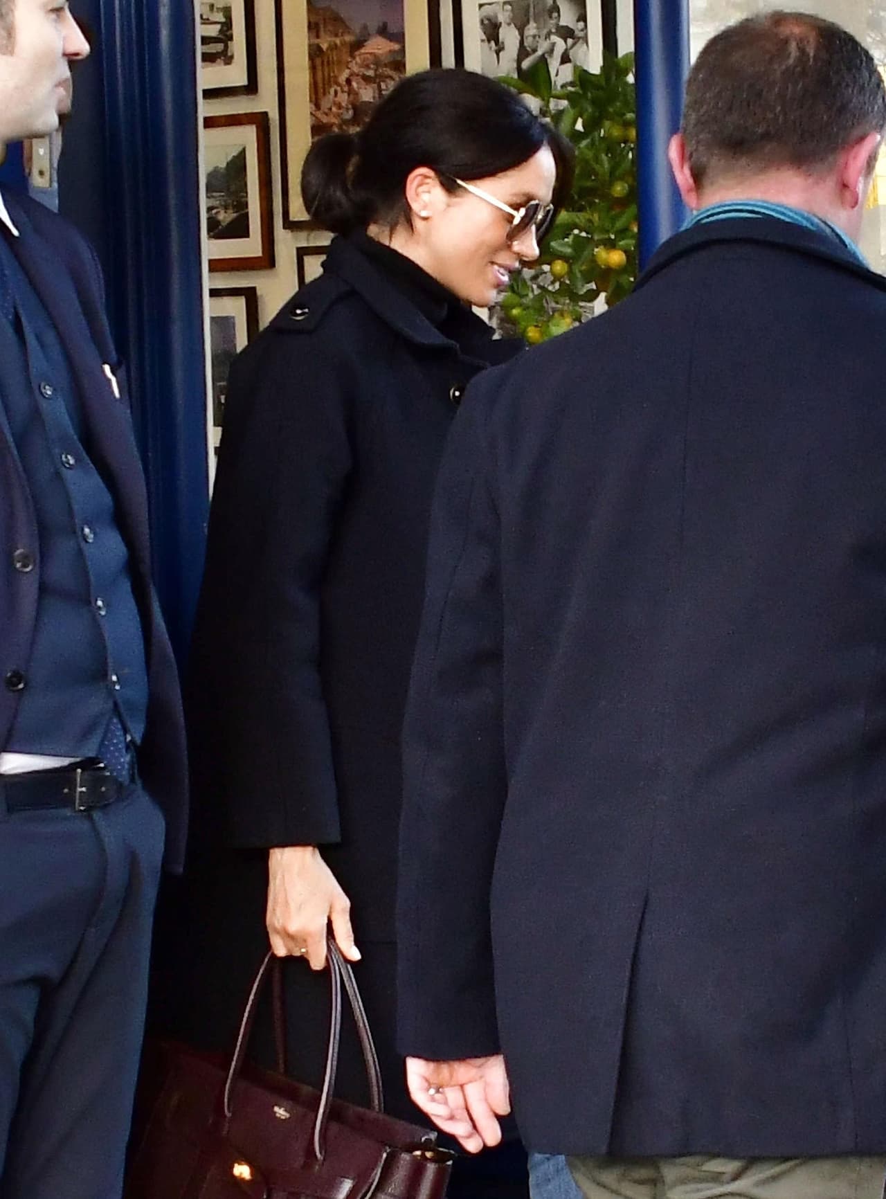El look de Meghan Markle causó furor debido a que 
<b>los jeans rotos son considerados una prenda informal y poco adecuada</b> para un miembro de la familia real británica.