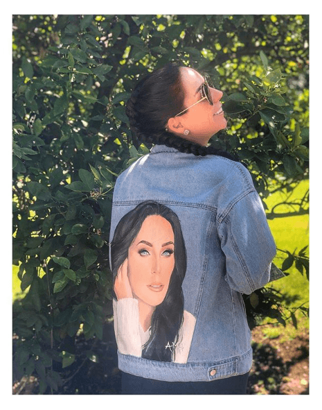 Obviamente el regalo de Inés tiene un antecedente. La también conductora cuenta con una chamarra similar, tal como ella misma presumió en una instantánea publicada por la conductora en febrero de este año.