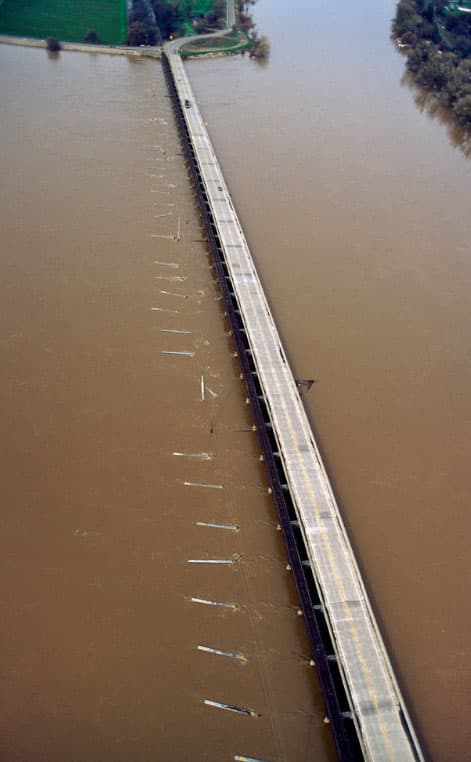 En 1997 todas las compuertas fueron alzadas debido al volumen de agua que tuvo que ser desviada.