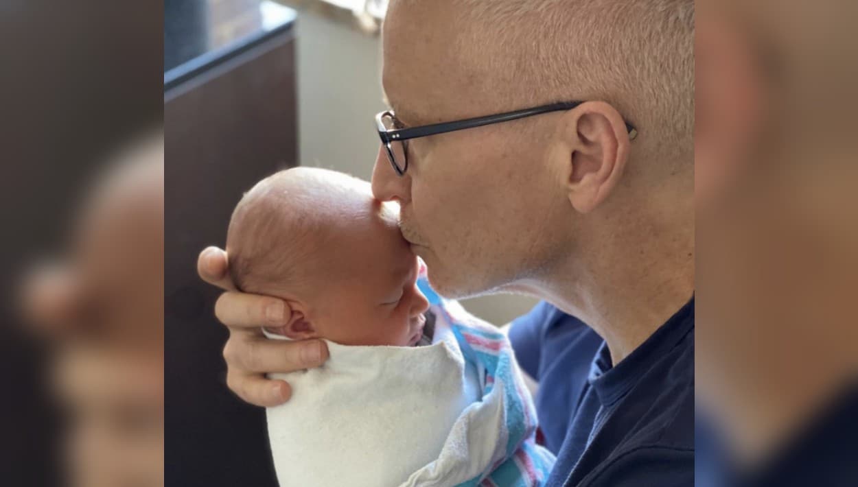 El periodista de la cadena CNN, Anderson Cooper, informó este jueves 30 de abril, en horas de la noche, que hace 3 días se convirtió en padre por primera vez.
