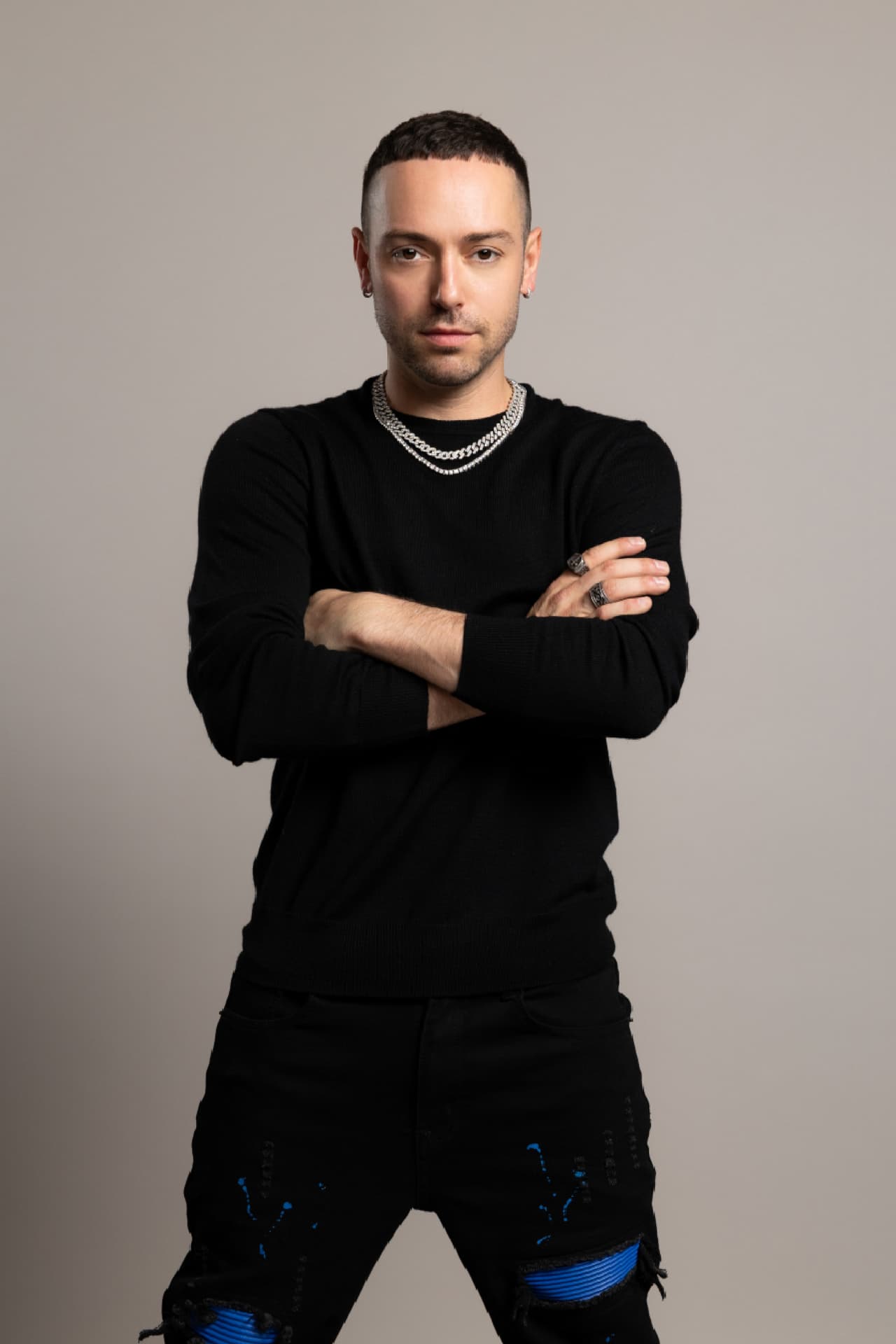 <b>Pee Wee</b> pondrá el toque musical a Hotel VIP. El exvocalista de los Kumbia Kings, quien viene a jugarse todo por la victoria de este reality show, se define como noble, bondadoso, humilde y trabajador, cualidades que podrían servirle en la competencia.