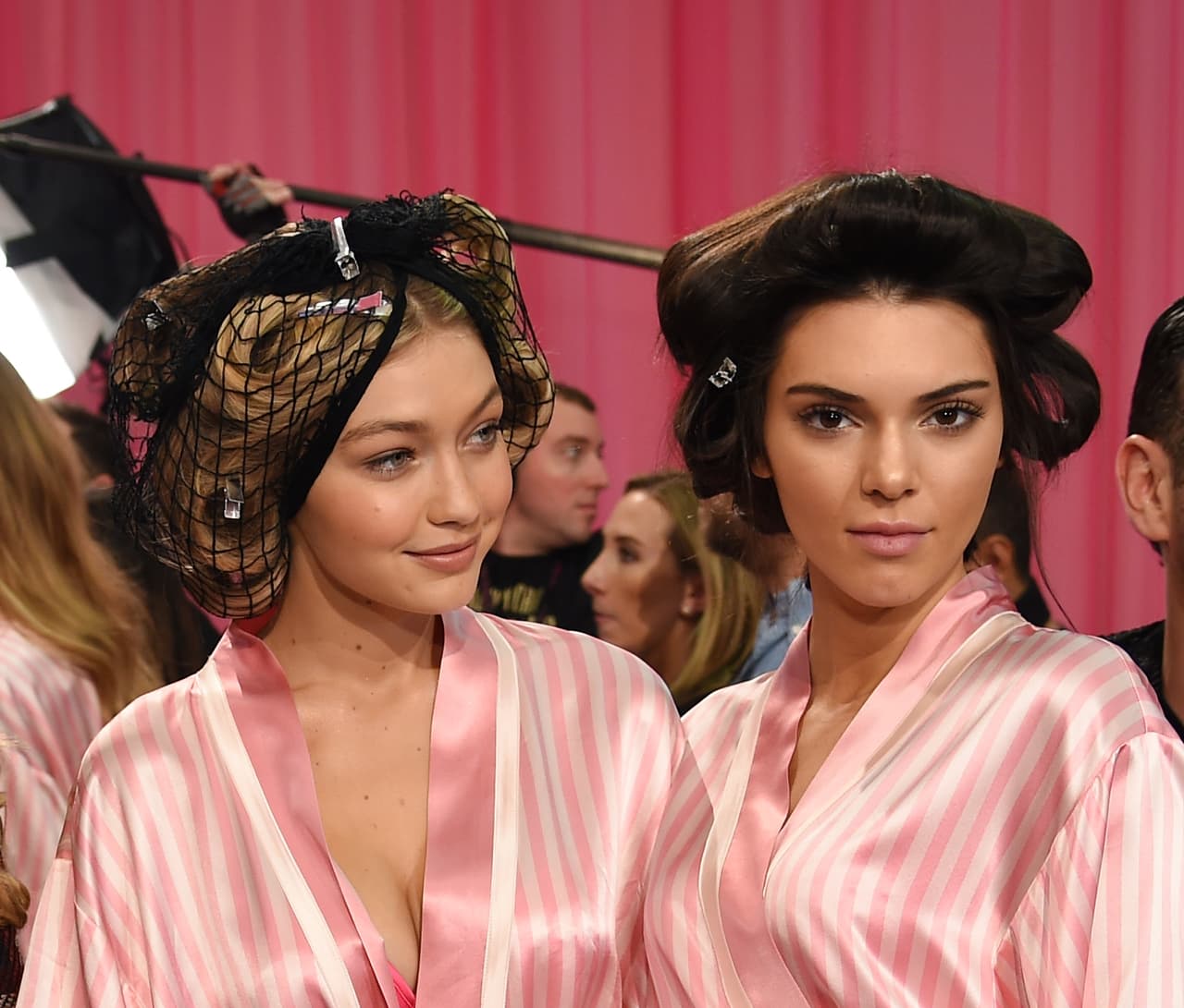 Durante el backstage, Kendall estuvo al lado de su inseparable amiga, Gigi Hadid.