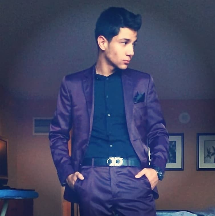 A los 16 años, la joven promesa de la música regional obtuvo su primer contrato discográfico con Del Records.