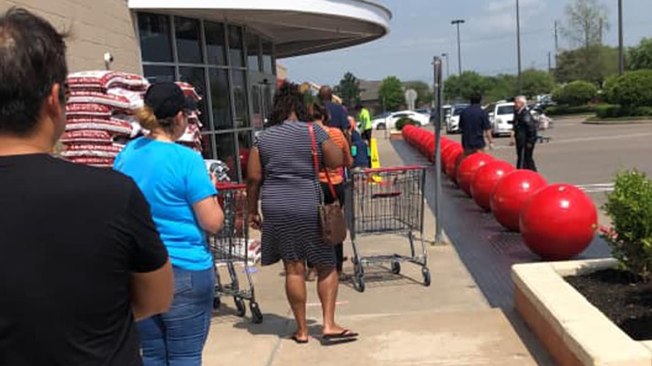 Ana Limón -"HEB excelente trabajo protegiendo su seguridad y la de sus clientes, H-E-B mil gracias por su servicio".