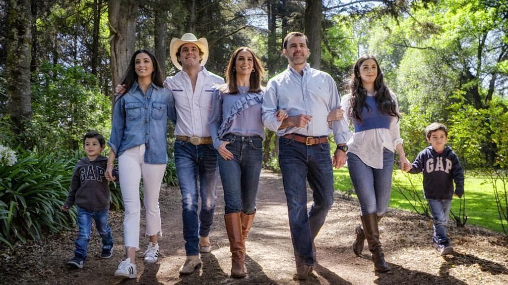 Biby Gaytán y Eduardo Capetillo son padres de cinco: Eduardo Capetillo Jr., Ana Paula, Alejandra y los mellizos Daniel y Manuel, los más pequeños de la familia.