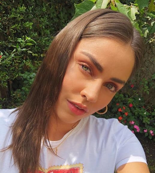 Claudia Martin nació en Oaxaca el 28 de agosto de 1989. Estudió Comunicación Audiovisual en Madrid, España, y trabajó como encargada de diseñar vestuario para Televisa. Nunca estudió actuación en el Centro de Educación Artística (CEA) de dicha televisora.