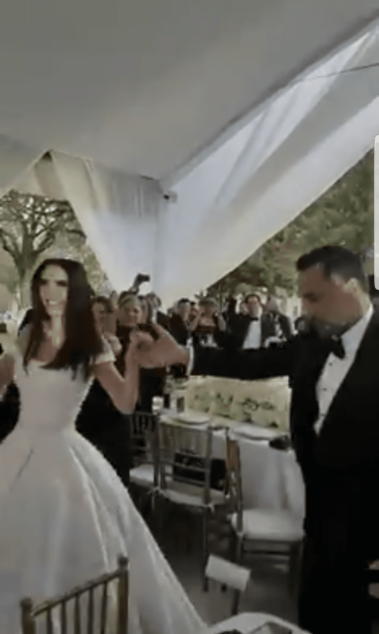 Así fue la entrada al salón de fiestas, donde los invitados recibieron a los ahora esposos con aplausos y ovaciones.