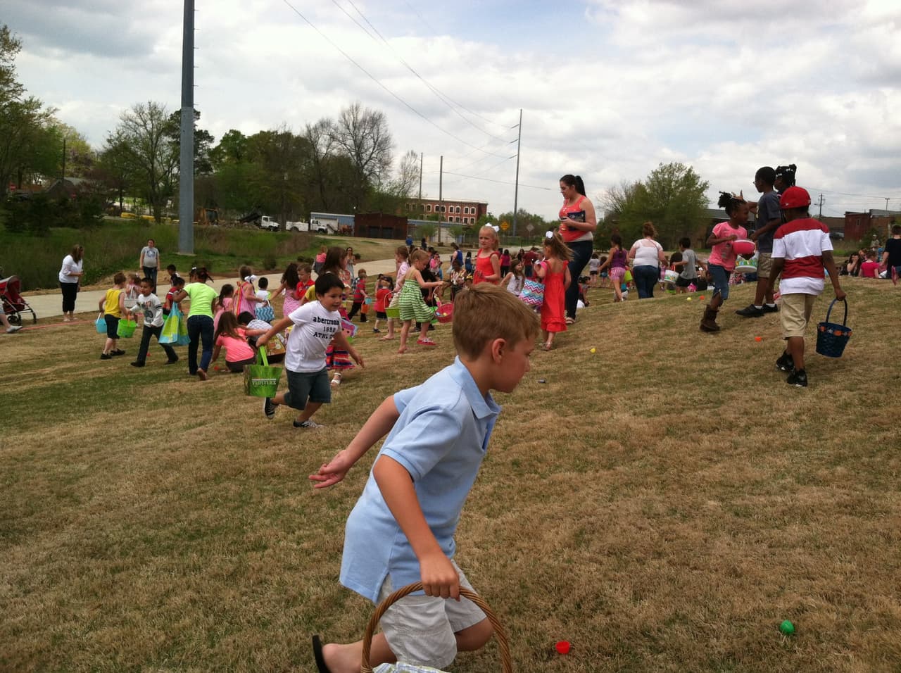 <b>Evento</b>: Annual Easter Egg Hunt
<br>
<b>Fecha</b>: 30 de marzo
<br>
<b>Lugar</b>: Longwood Park. 20 Pearl Nix Pkwy. Gainesville
<br>
<b>Sitio web</b>: 
<a href="https://www.exploregainesville.org/">https://www.exploregainesville.org/</a> 
<br>
<br>Esta búsqueda de huevos de Pascua es para menores de 10 años.