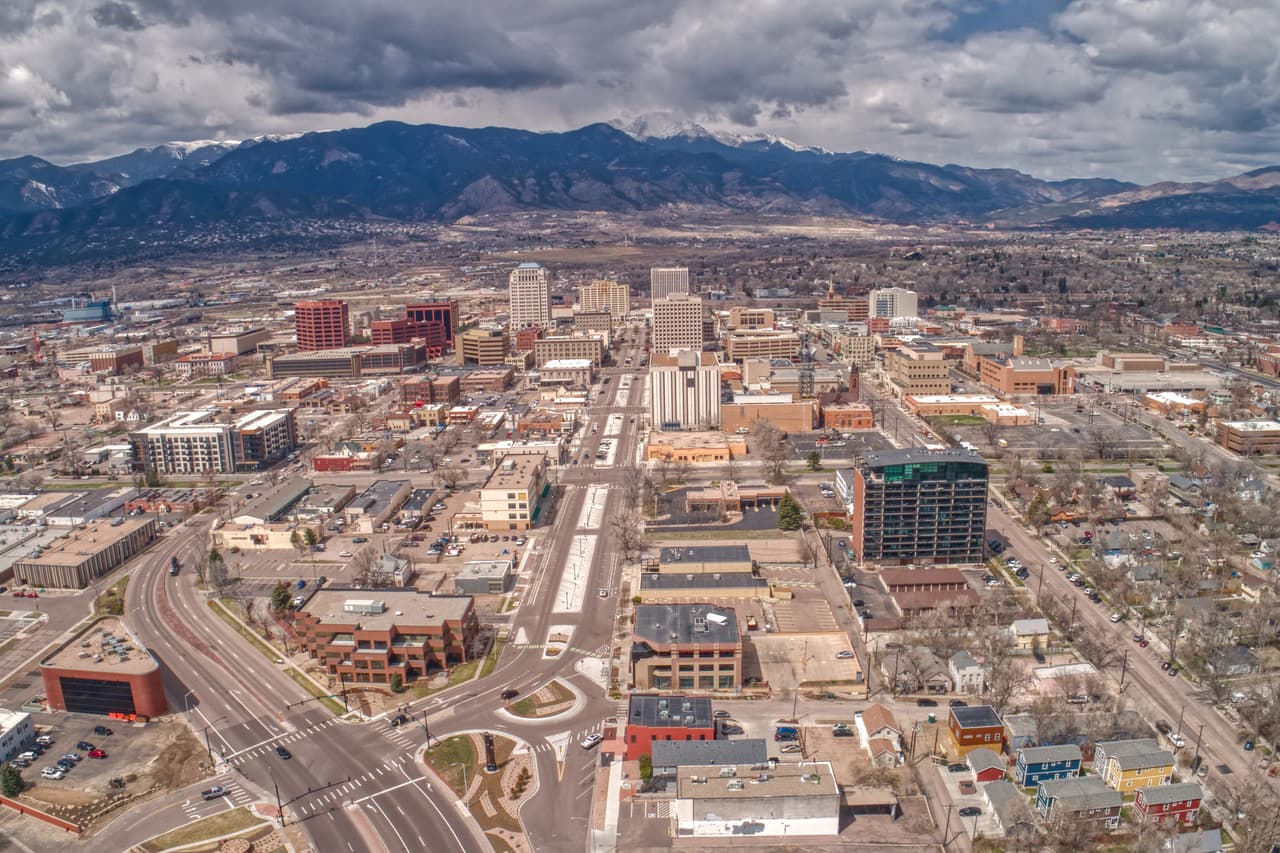 <b>Colorado Springs, Colorado</b>
<br>
<br>Días promedio de las viviendas en el mercado: 15.
<br>
<br>Precio promedio de cotización: 493,590 dólares.
<br>
<br>Ofertas activas en julio de 2021: 1,109.
<br>
<br>Tamaño promedio de las viviendas en venta: 2,576 pies cuadrados.
<br>