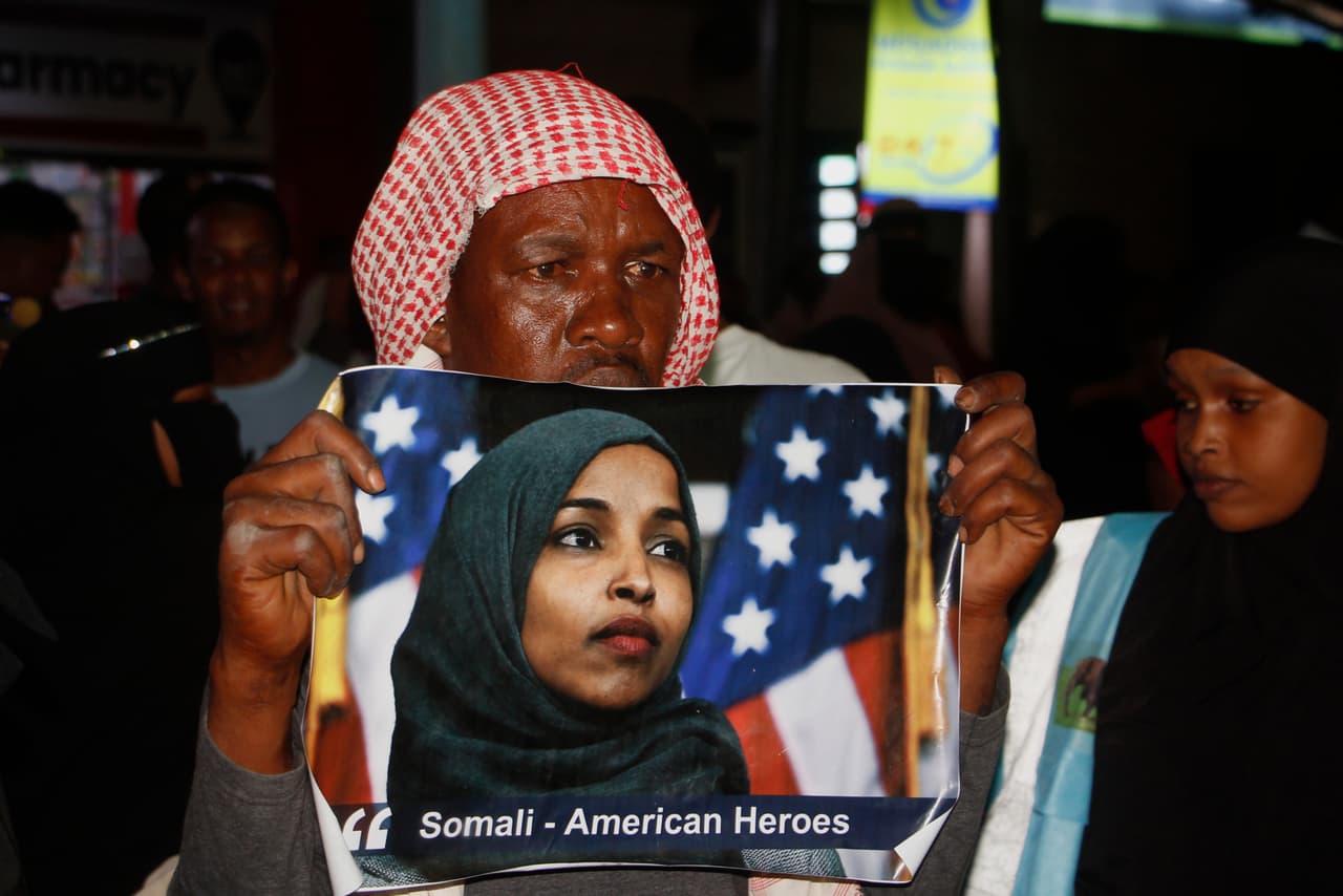 La demócrata 
<b>nació en Somalia y, por su estatus de inmigrante</b> en Estados Unidos y sus
<b> opiniones de izquierda</b>, ha atraído el 
<b>escrutinio de la Casa Blanca</b> y varios republicanos.