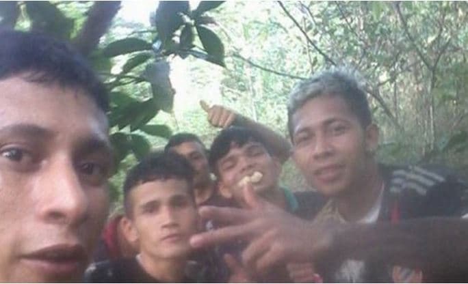 Brayan Bremer (d), junto a cuatro fugitivos en la selva.