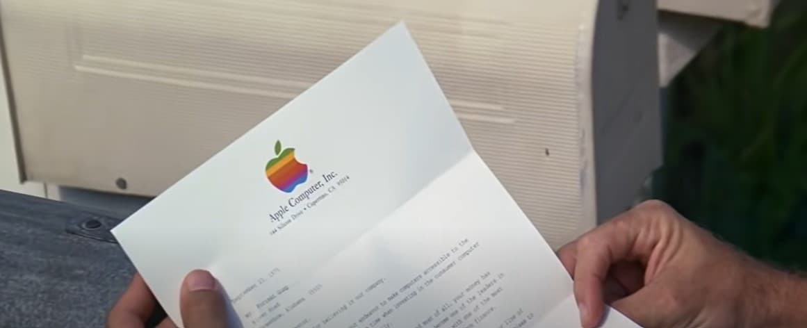 <b>‘Forrest Gump’</b>
<br>Aunque esta película ganó seis Premios Oscar, la realidad es que tiene un pequeño error en su trama. Cuando el protagonista recibe una carga de Apple, se puede leer que es del año 1975. Sin embargo, el logo que aparece en la hoja fue creado hasta 1977.