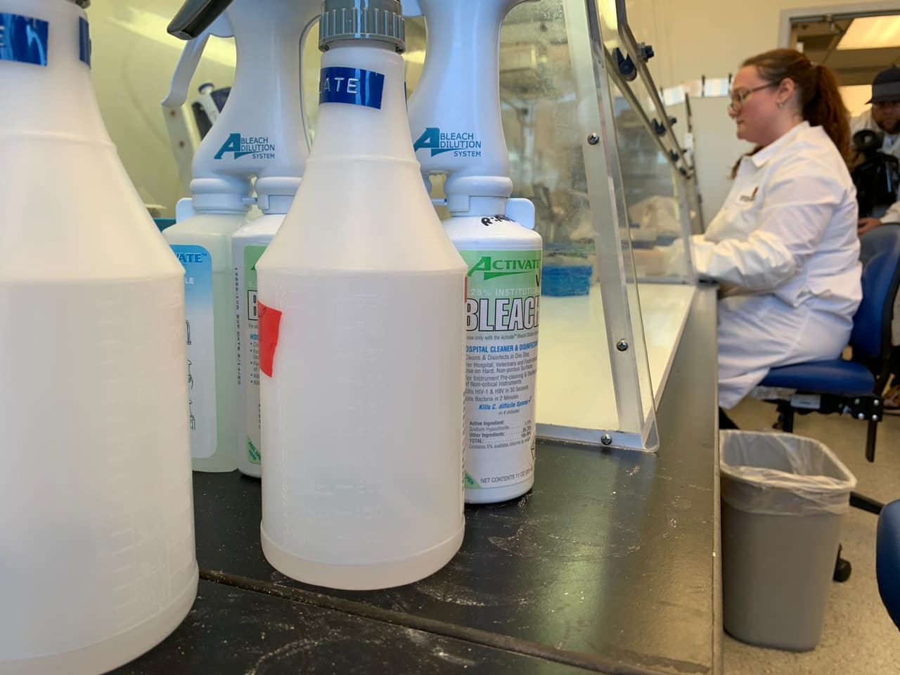 La doctora Cara Christ enfatiza que toman muy en serio las normas de bioseguridad para sus trabajadores. Por eso utilizan, mascarillas, ropa especial, guantes, anteojos, zapatos cerrados, equipos especiales y desinfectan los instrumentos que utilizaron en el proceso con productos como cloro. 
<br>