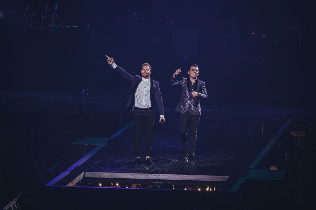 A la hora de su presentación en el ya famoso festival, que estuvo encabezado por cantantes de la talla de Jennifer López y Jay-Z, los cantantes fueron aclamados por la multitud que se reunió en el Barclays Center de Brooklyn Nueva York.