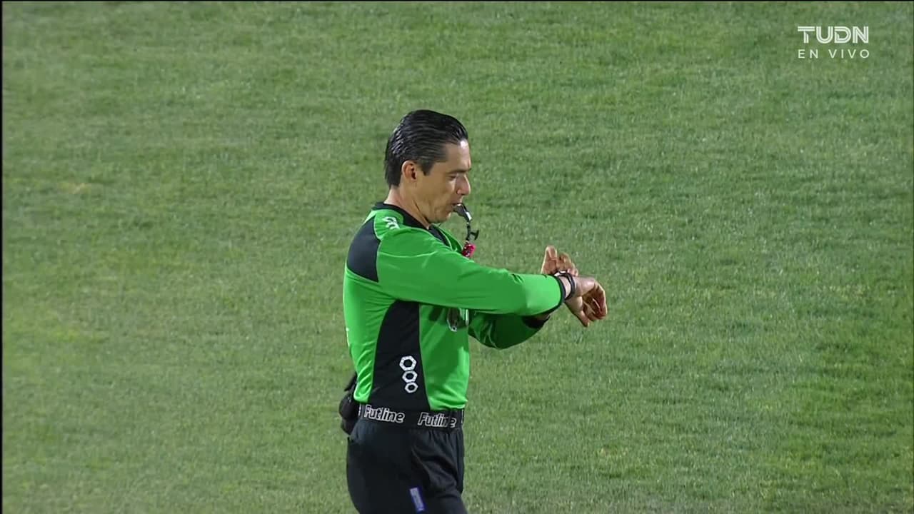 Arranca el partido y la pelota está en juego.