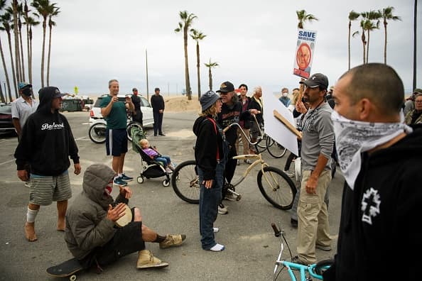 “
<b>Cualquier implicación de Villanueva es preocupante, sobre todo para la gente</b>
<br>
<b>preocupados por los derechos civiles</b>”, escribió en su cuenta de Twitter, el concejal Mike Bonin.
<br>