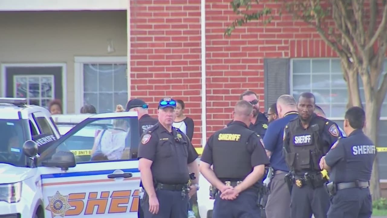 <a href="https://www.univision.com/local/houston-kxln/autoridades-hallan-a-tres-menores-en-condicion-de-abandono-y-un-cadaver-en-una-vivienda-del-condado-harris-video">Tres menores de edad</a> fueron hallados en situación de abandono junto al cadáver de otro menor en un apartamento al suroeste de Houston.