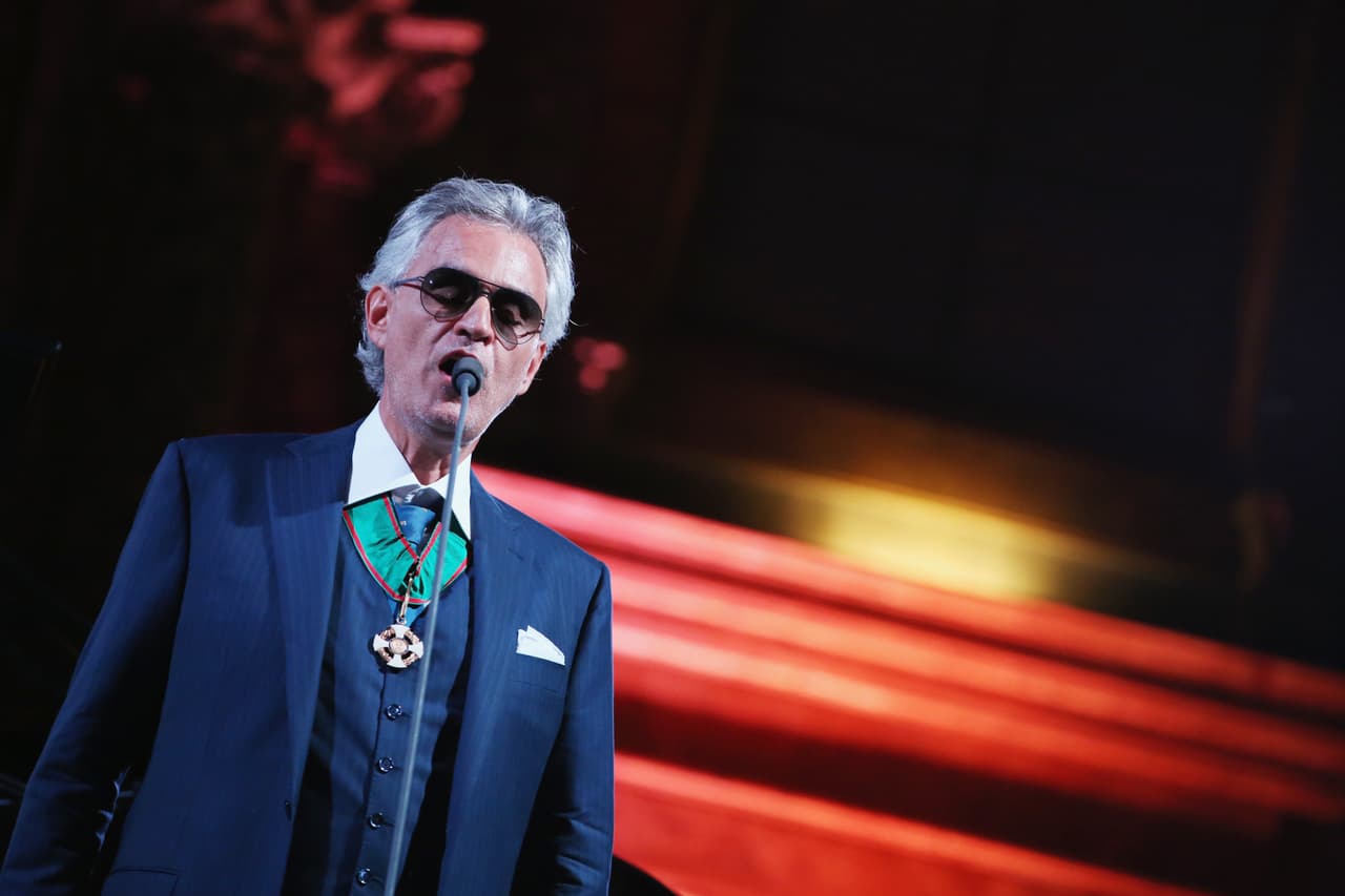 El ducado de York confirmó que 
<b><a href="https://www.univision.com/musica/andrea-bocelli-es-hospitalizado-tras-caerse-de-un-caballo">el tenor italiano Andrea Bocelli </a></b>interpretará dos temas en la iglesia.